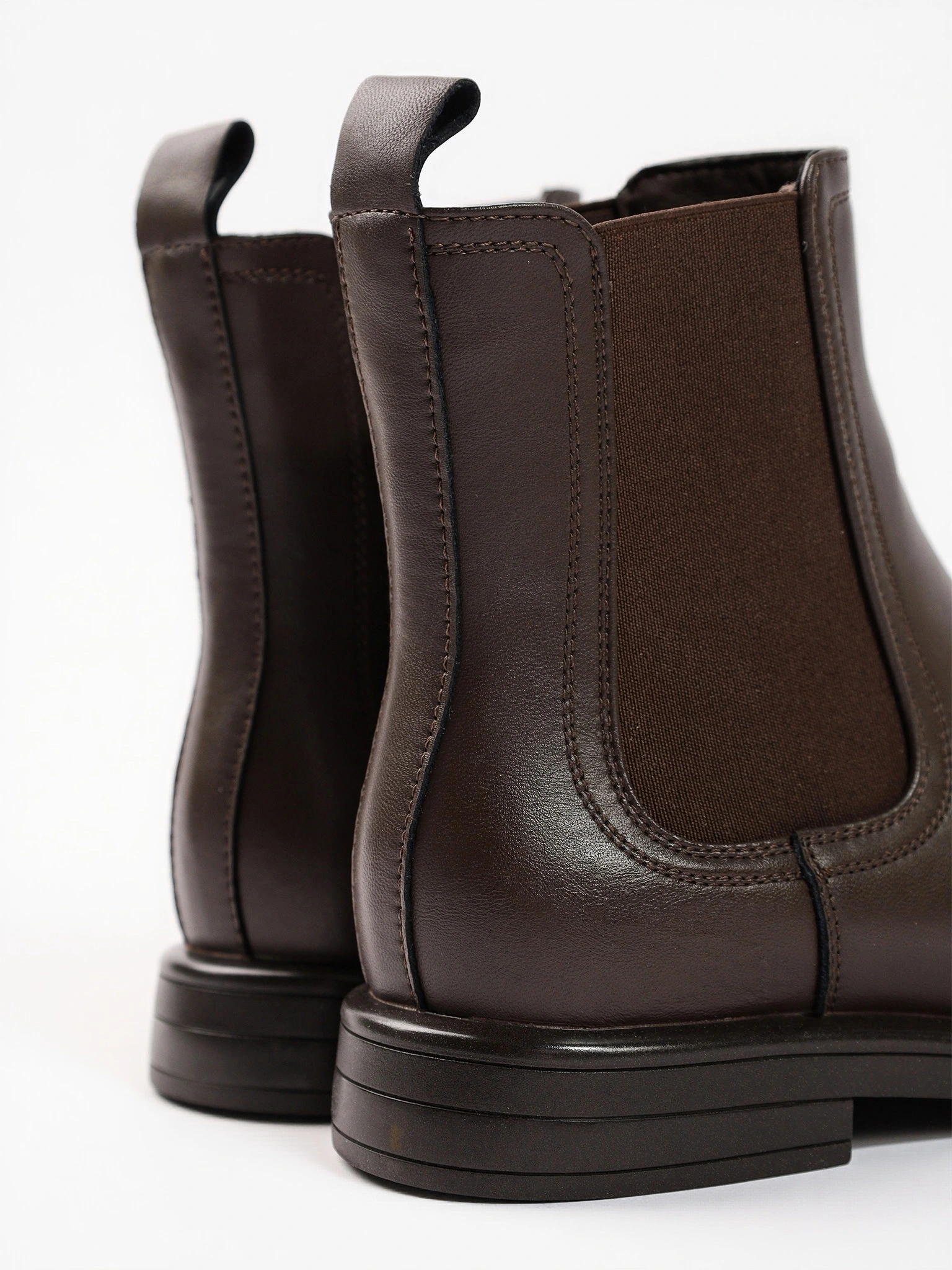 Ботинки-челси коричневого цвета на низком каблуке